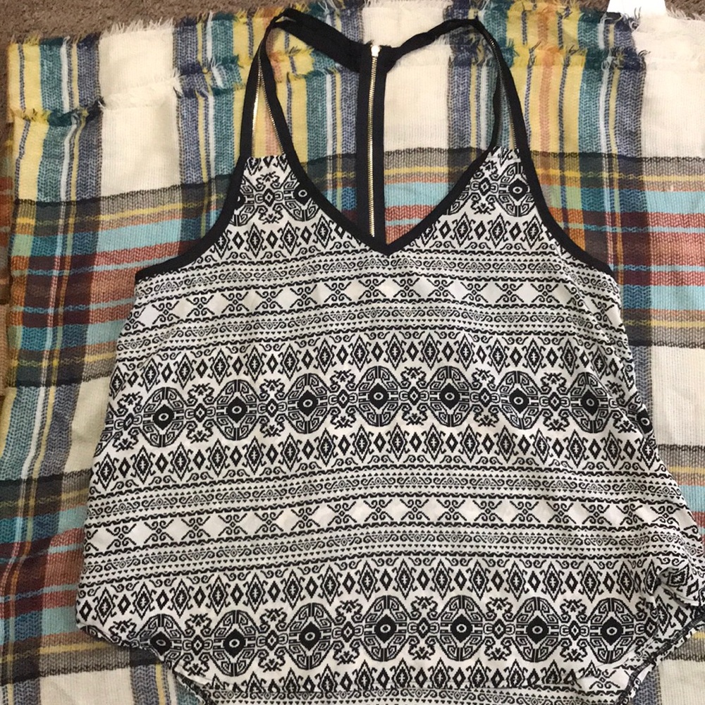 Light flowey patterned tank w zipper detailing